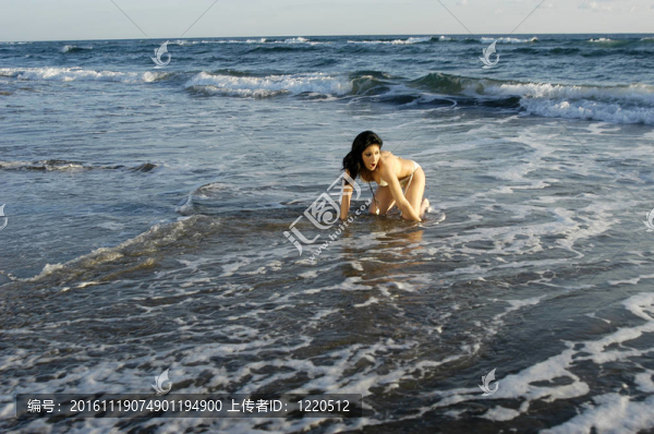 海灘上的年輕女孩