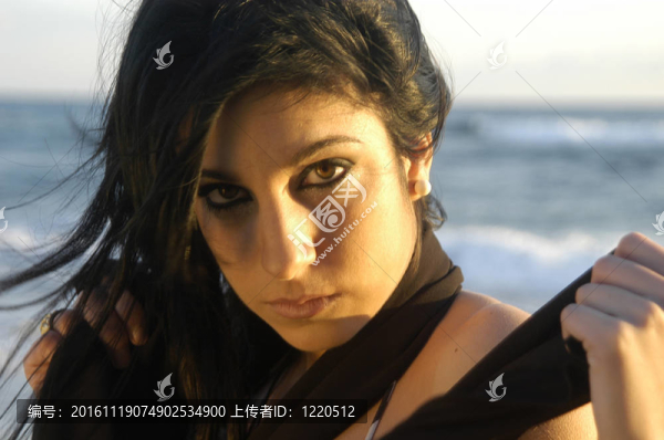 海灘上的年輕女孩