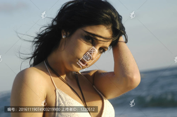海灘上的年輕女孩