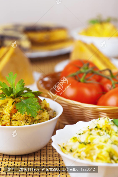 特寫美味的抓飯；沙拉；蛋糕裝飾巧克力