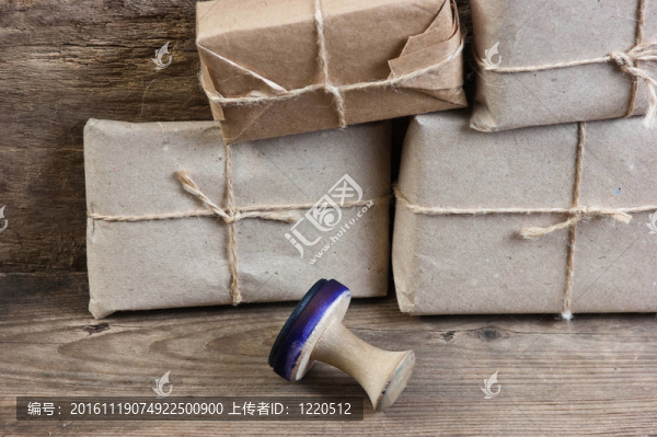 倉(cāng)庫(kù)和郵票中的堆棧包裹