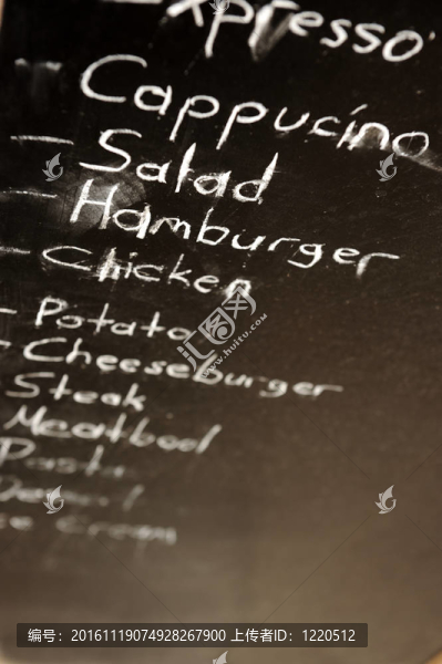 戶外菜單；在黑板上粉筆：咖啡；意大利濃咖啡；卡布奇諾；漢堡…