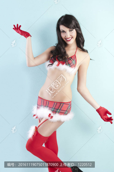 性感的圣誕女郎的時尚鏡頭；她張開雙臂