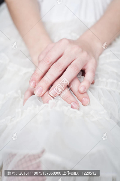 手放在腿上的女孩