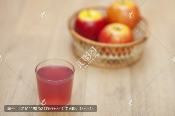 杯果汁花瓶三個蘋果