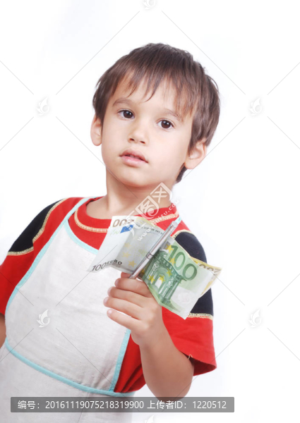 小男孩拿著錢