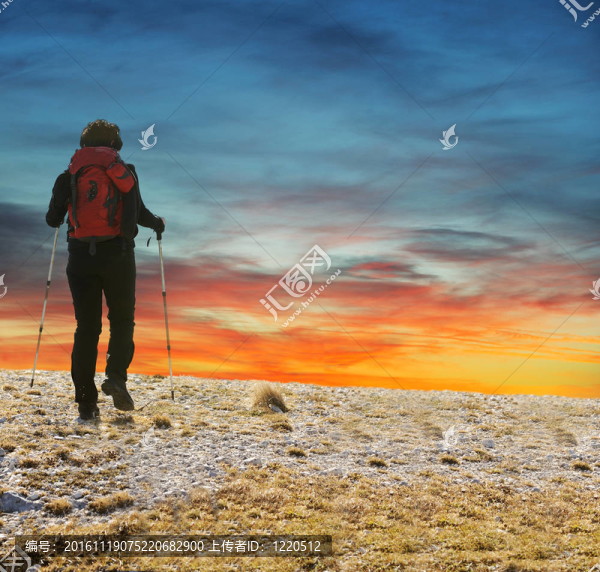徒步旅行的場景；步行者在日落山