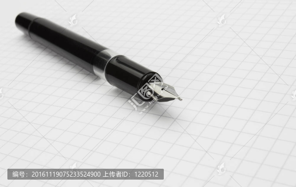 記事本上的墨水筆