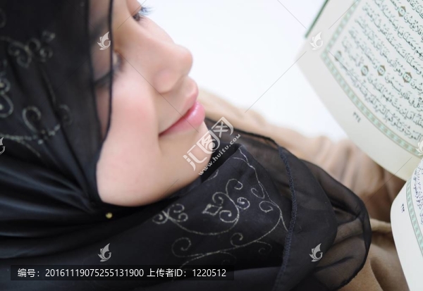 小女孩讀古蘭經(jīng)和微笑