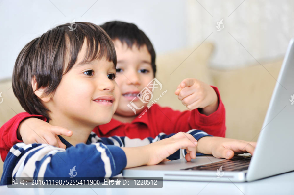 孩子們使用的筆記本電腦
