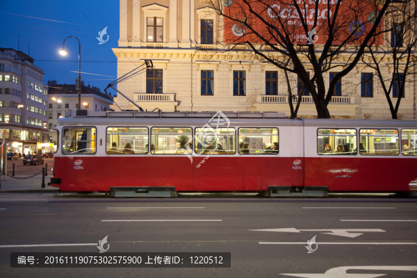 紅色舊電車在維也納第一區(qū)夜間
