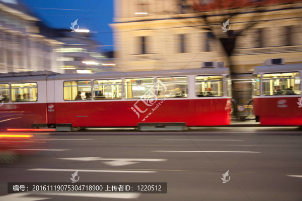 紅色舊電車在維也納第一區(qū)夜間