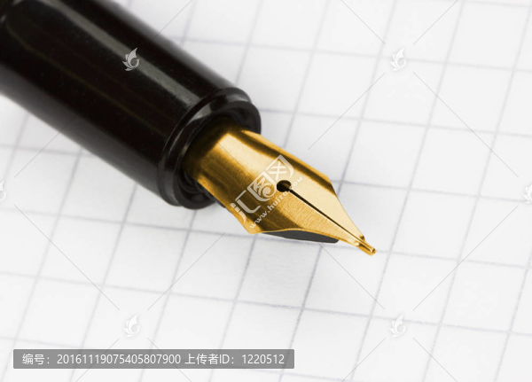 記事本上的墨水筆