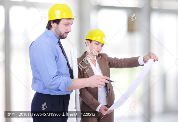 建筑工地上的男女建筑師