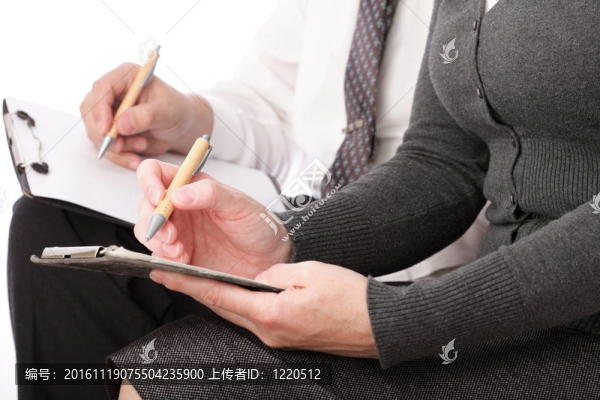 女人和男人在紙上寫筆孤立