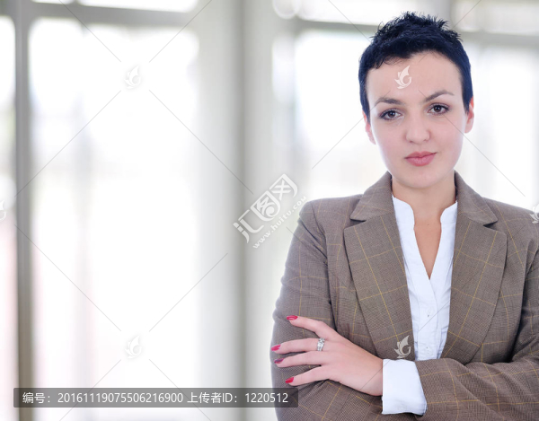 微笑的商務女士在辦公室
