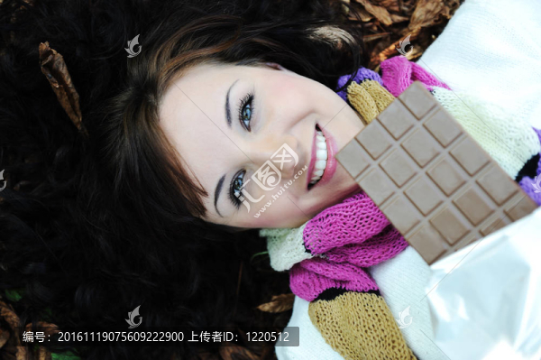 一個美麗的秋天婦女在地面上的特寫肖像