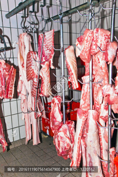 在一個(gè)肉店冷庫肉