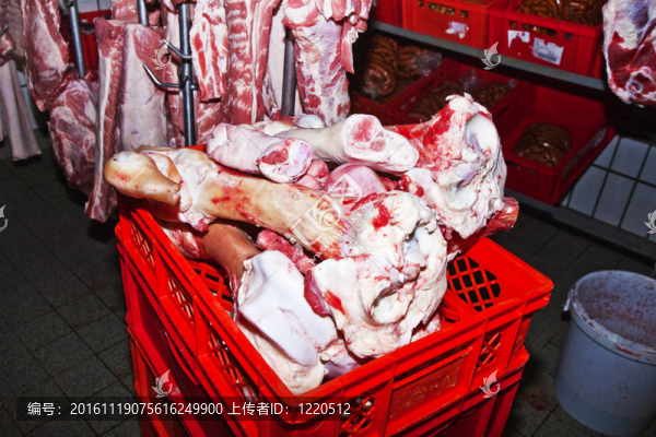 在一個肉店冷庫肉