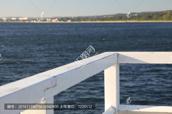 在碼頭的大海和天空