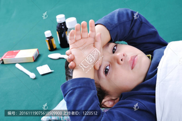 生病的孩子，醫(yī)生和藥在他身后