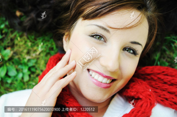 一個(gè)美麗的秋天女人在草地上的特寫(xiě)肖像；美麗皮膚的概念