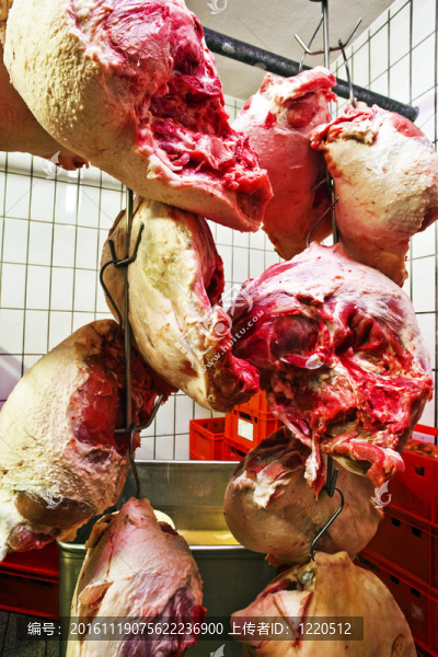在一個(gè)肉店冷庫(kù)肉