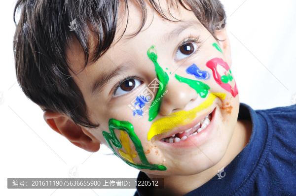 Messy可愛的孩子臉上的顏色；有趣的場景