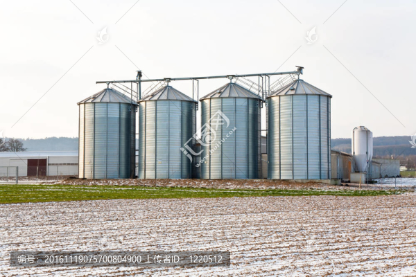 冬季積雪與英畝在美麗的光和結(jié)構(gòu)筒倉-匯圖網(wǎng) www.fosd68.com 冬季積雪與英畝在美麗的光和結(jié)構(gòu)筒倉