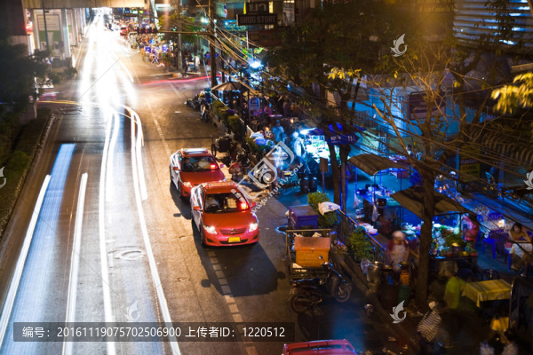 夜間在曼谷沿主干道行駛的汽車的夜間照明