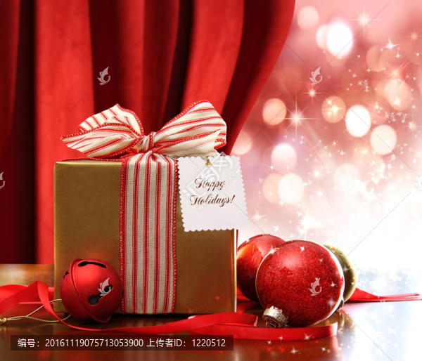 金色圣誕禮品盒和閃閃發(fā)光的飾品
