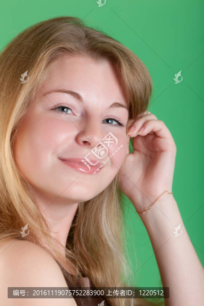 綠色背景下的女孩