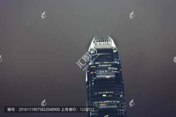 在香港晚上品尼高OTF摩天大樓觀