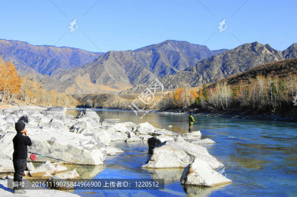 秋季在山上釣魚