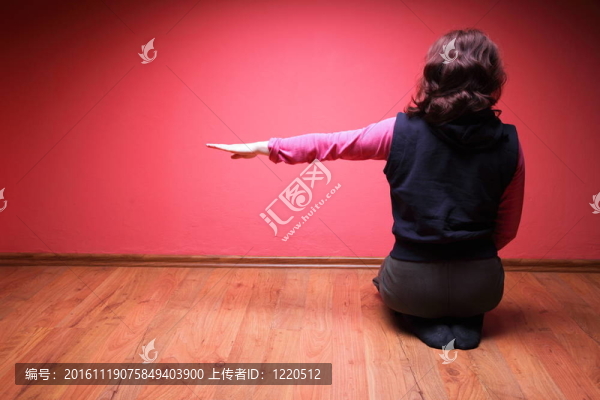 坐在地板上的女人