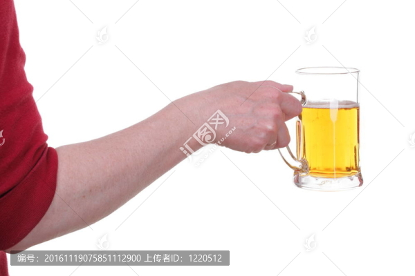 手拿著一杯啤酒