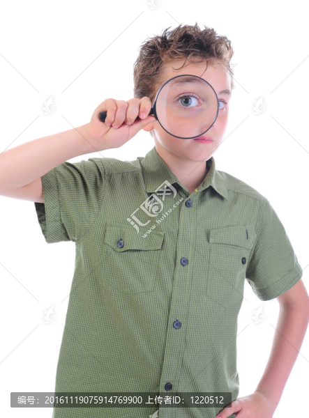男孩透過放大鏡看