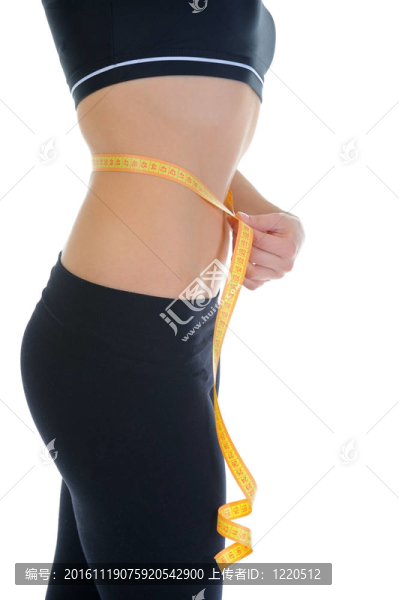 青年體育女子測(cè)量腰圍。