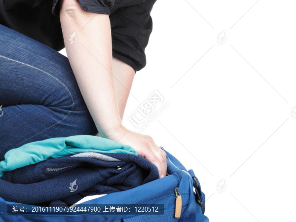 婦女?dāng)D滿了衣服和肩袋孤立