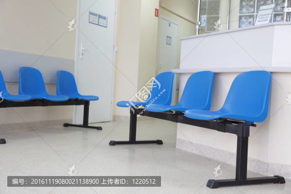候車室地板上的藍色椅子