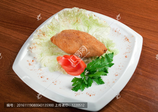 在白盤香菜雞肉餅