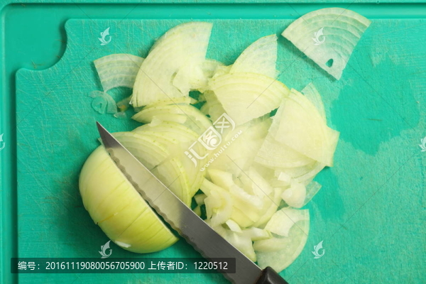 在廚房里準(zhǔn)備洋蔥
