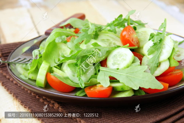 用芝麻菜和櫻桃沙拉