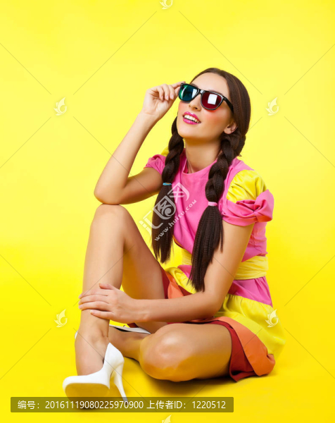 可愛的女孩喜歡穿立體眼鏡的娃娃裙