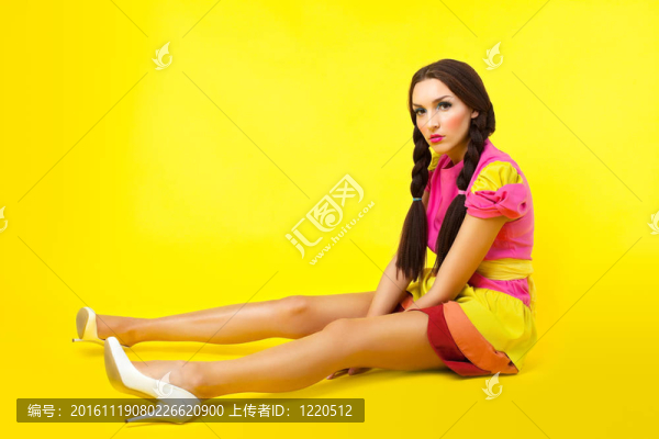 有趣的女孩在娃娃服裝和化妝