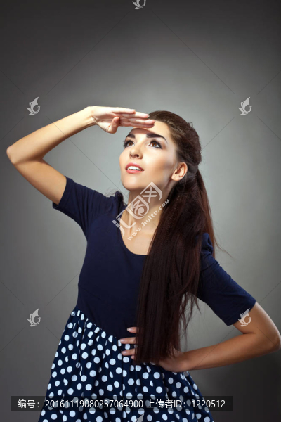 美麗的女人在老式布看未來(lái)