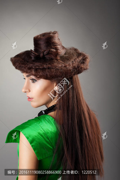 女性的發(fā)型像灰色的帽子