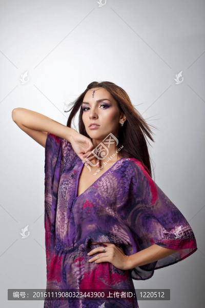 美女穿著印度禮服擺姿勢