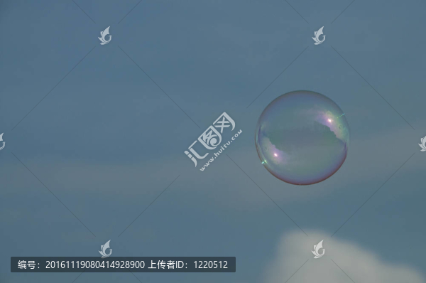 肥皂泡沫在藍(lán)天飛翔