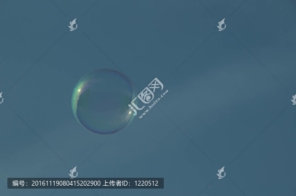 肥皂泡沫在藍(lán)天飛翔